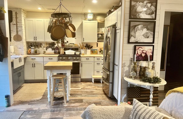 Romantic Lake Cottage for Two. With Patio and Firepit.