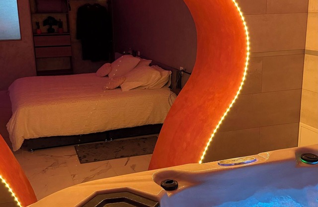 Romantic loft in the heart of Luxeuil's historic town center with jacuzzi.