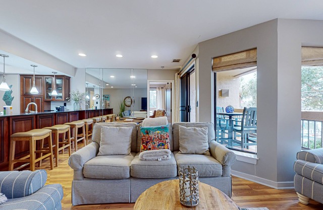 Romantic Marina View Condo w/Free WiFi, Balconies, Washer/Dryer, & Shared Pool