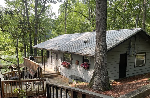 Romantic Mountain Cottage on a Lake! Come relax and let your cares drift away.