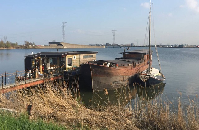 Romantic private room on houseboat Amsterdam with beautiful view.