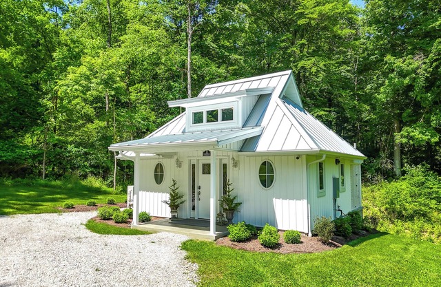Romantic Retreat | Double Shower | Two Person Claw Foot Tub
