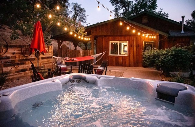 Romantic River Cabin w/Hot Tub, views, spa bathroom, Close to 2 Yosemite Gates