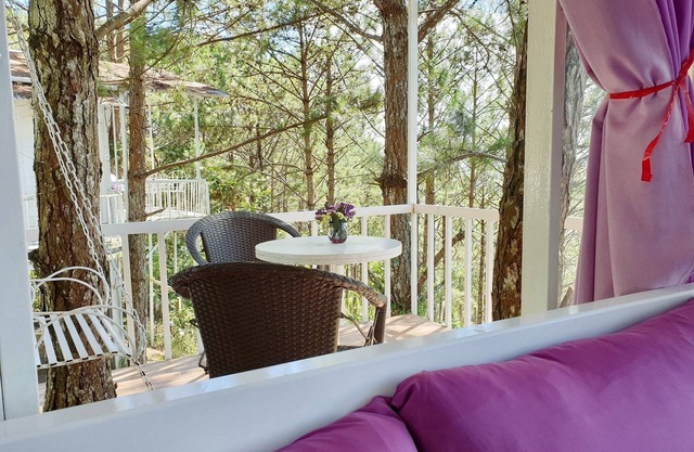 Romantic Treehouse Queen Bed, Balcony