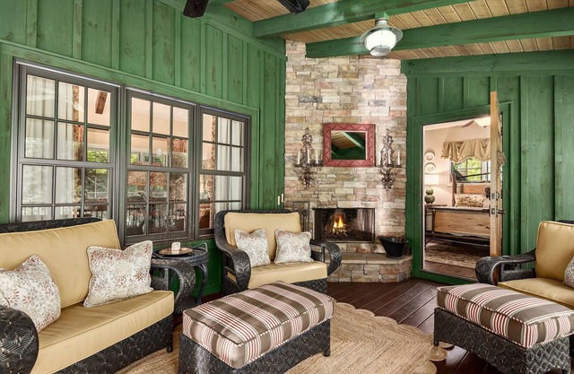 Romantic Treehouse Cabin + Private Hot Tub + Cozy Fireplace + Screened Porch