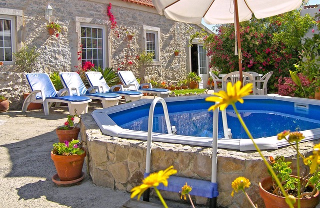 Romantic villa w / patio and pool, complete privacy