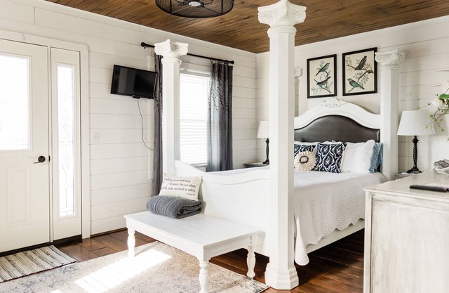 Romantic Vista Cottage - Walnut Creek, walking distance to restaurants, shops.
