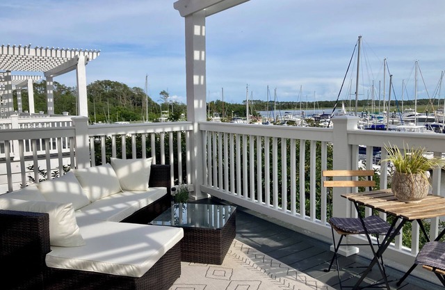 Romantic Waterfront Retreat in charming Southport