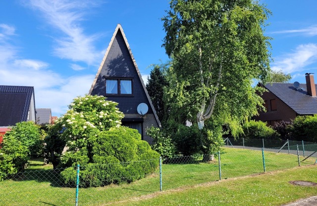 Roof house by the North Sea with an enclosed garden, directly behind the dike