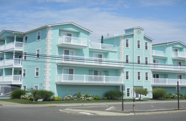 Roof top pool & game room, 2 blocks to beach, 2/bedrooms, beach passes included