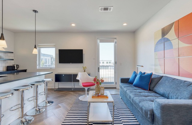 Rooftop + 1 Mile to Broadway | Carter 1BDR Suite