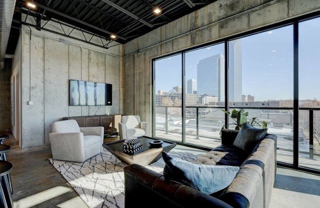 Rooftop Access. Downtown Views. Wi-fi. Pets OK!