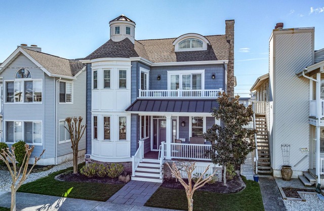 Rooftop Deck, Ocean Views & Elevator: Huge Home 6BR/4.5BA. Steps from beach!