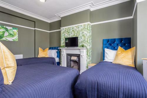 Room 3 plus optional additional lounge area with double sofa bed, 23 Deganwy Avenue