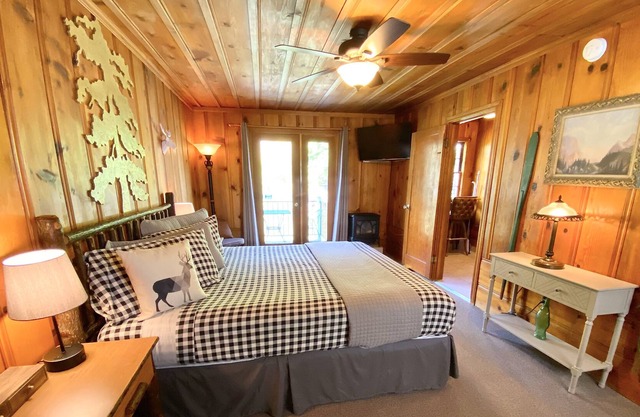 Room 7 - King Kitchenette