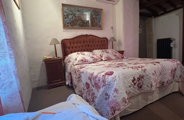 Room 'Chambre 21' with Shared Pool, Wi-Fi and Air Conditioning