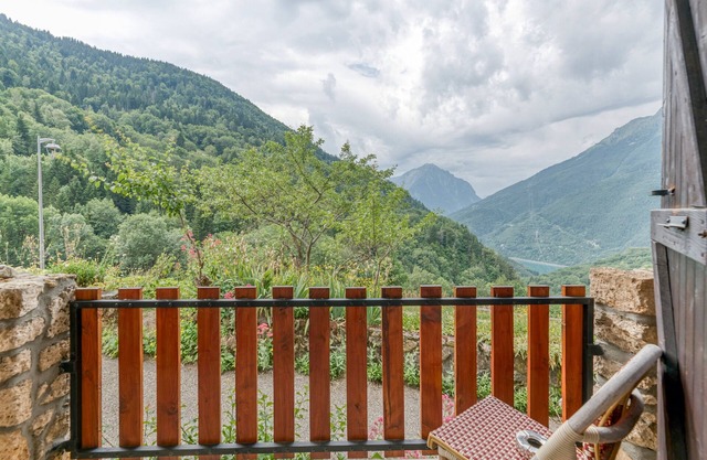 Room 'Chambre 5' with Mountain View and Balcony