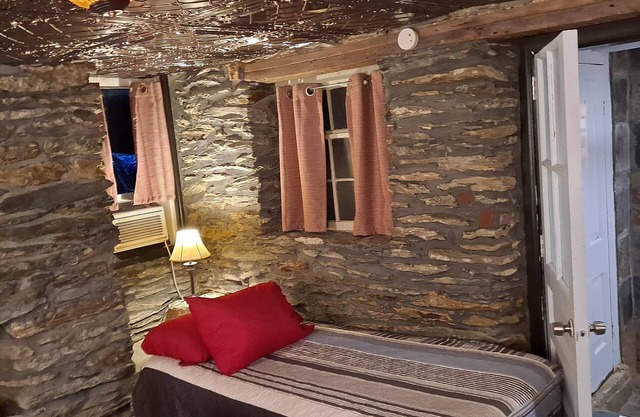 Room In Central Historic Downtown - 1820 Suite