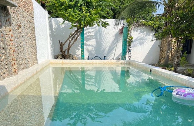 "room in Lodge - Comfortable Tr-a2d Queen Sized Bedroom Near Beach With Pool and Wifi"
