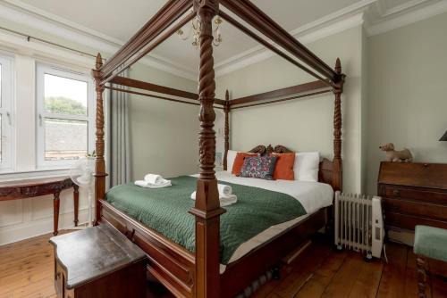 Room In Traditional Edinburgh Apartment