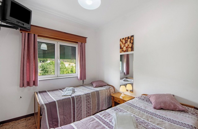 Room 'Quarto 7 - Jorge Galinheiro' with Mountain View, Shared Garden and Wi-Fi