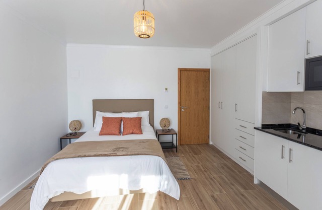 Room with private bathroom and pine forest view at Casa das Vinhas in Sesimbra