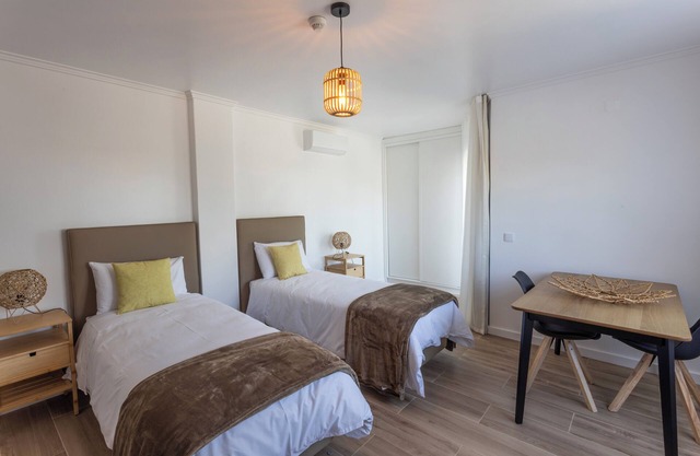 Room with private bathroom and balcony with pool view at Casa das Vinhas in Sesimbra