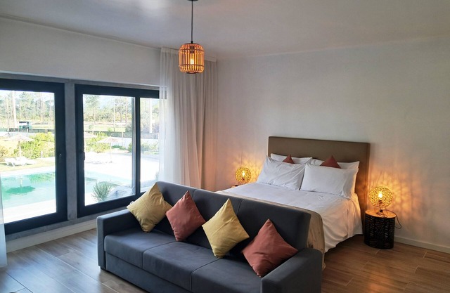 Room with private bathroom and pool view at Casa das Vinhas in Sesimbra