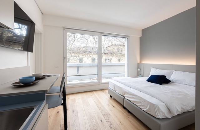Room within walking distance of the center