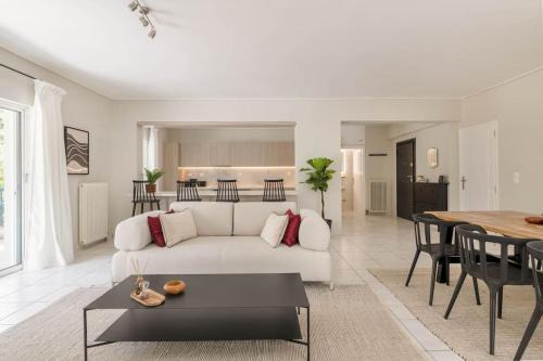 Roomy 3BR Apartment in Marousi by UPSTREET