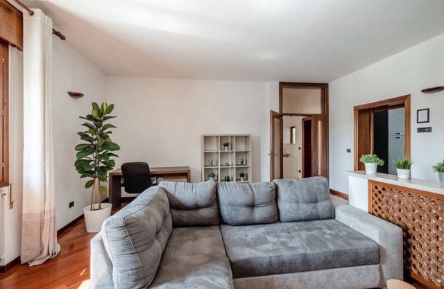 Roomy apartment of 95 sqm located on the first floor of a building without a lift (20 steps to access), can accommodate up to 5 people.The accommodation is located in Vigonza, just 10 minutes by car from the city center of Padua and from the direttissima