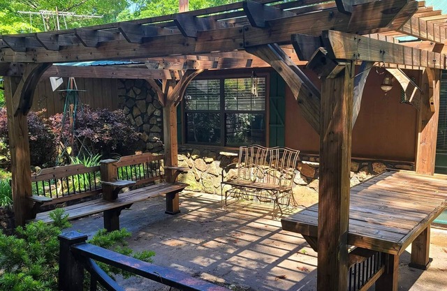 Roomy ,Private ,Rustic , country Home. Perfect Hideaway.