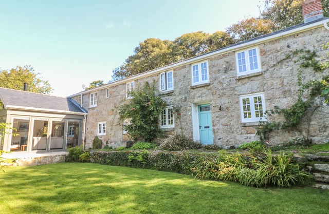 ROS VALE, pet friendly, luxury holiday cottage in St Buryan