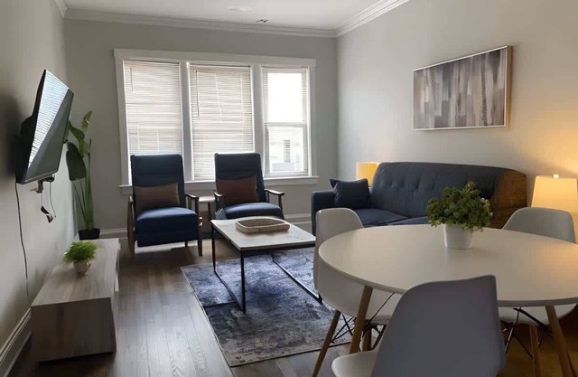 Roscoe Retreat · Cozy 2BR in Chicago