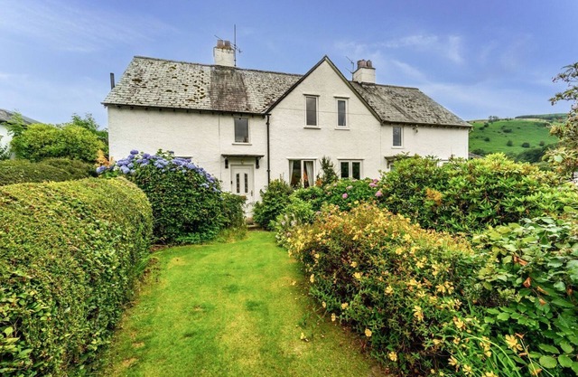 Rose Bank Cottage - a cottage that sleeps 5 guests in 3 bedrooms