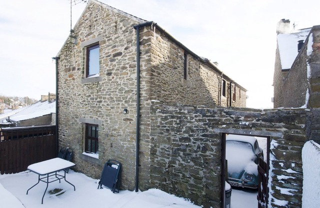 ROSE BARN, pet friendly, character holiday cottage in Sparrowpit