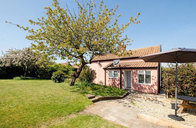 Rose Cottage, Blaxhall - sleeps 4 guests in 2 bedrooms