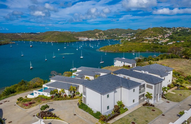Rose Quartz - 2 Bedroom Luxury Suite with Ocean and Pool Views