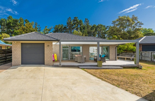 Rose's Beach Pad - Matarangi Holiday Home