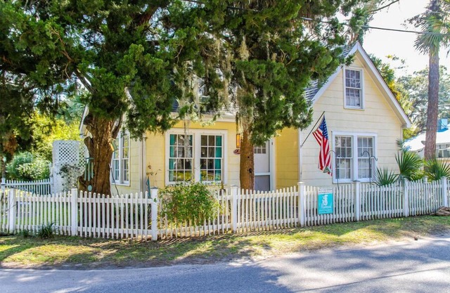 Rose's Folie c1939! Charming unique North End Cottage, fenced yard for pets!