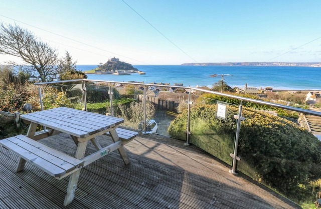 ROSEMOUNT, pet friendly, character holiday cottage in Marazion