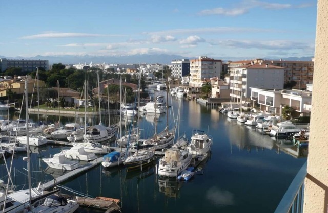 Roses: Apartment overlooking the canal.
