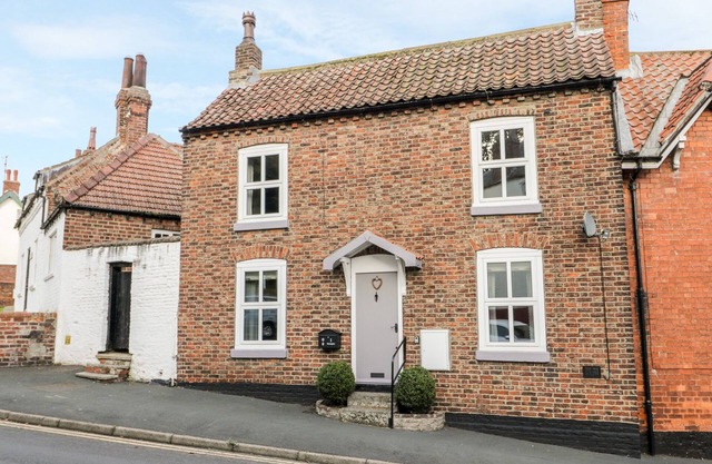 ROSIE COTTAGE, pet friendly, character holiday cottage in Hunmanby