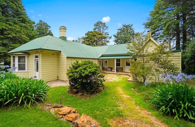 Rostherne House - Old-Worldly Estate, 5 Bedrooms, 2 Bathrooms, Fireplaces, Bath, Ping-Pong, Pet-Friendly