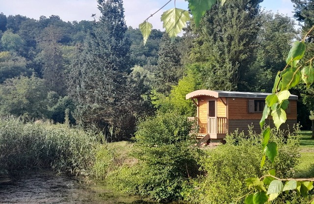 Roulotte Écologique en Pleine Nature Dans un Écolieu