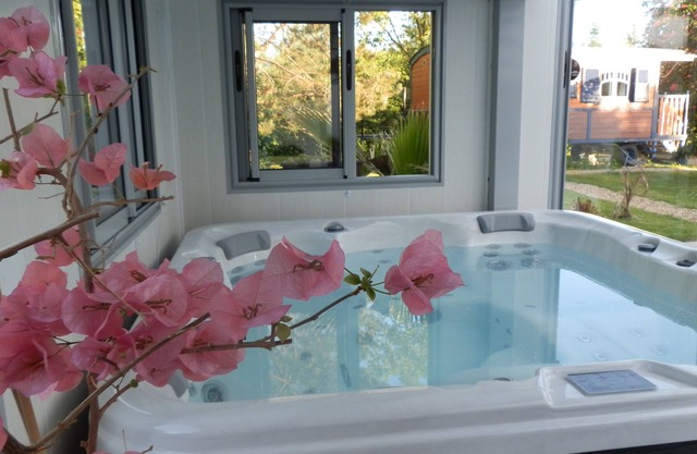 ROULOTTE GITE JACUZZI HEATED COVERED PRIVATE POOL AND SAUMUR DOUE