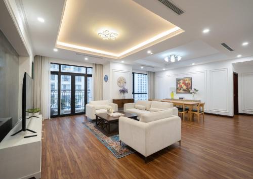 Royal City 2BR Apartment Full Amenities, Kitchen, Balcony, Near Downtown