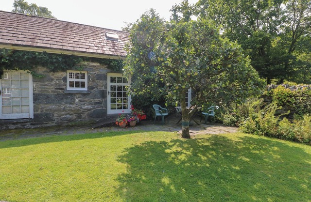 ROYAL OAK FARM COTTAGE, character holiday cottage in Betws-Y-Coed