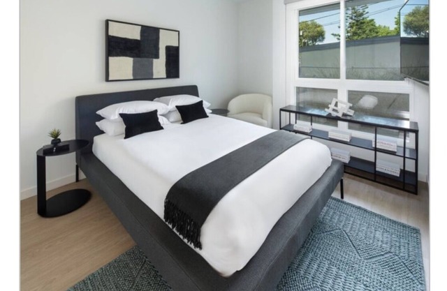 Royal Room, Bathroom + Balcony in the Heart of Los Angeles