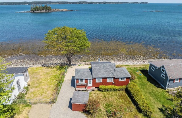 Ruby Cottage on the shores of Sandy River Beach